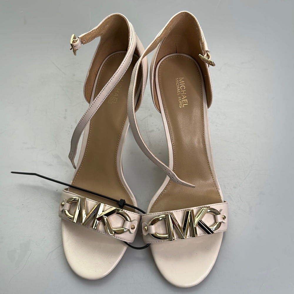 Make: Michael Kors Brand New without tags, size 8.5